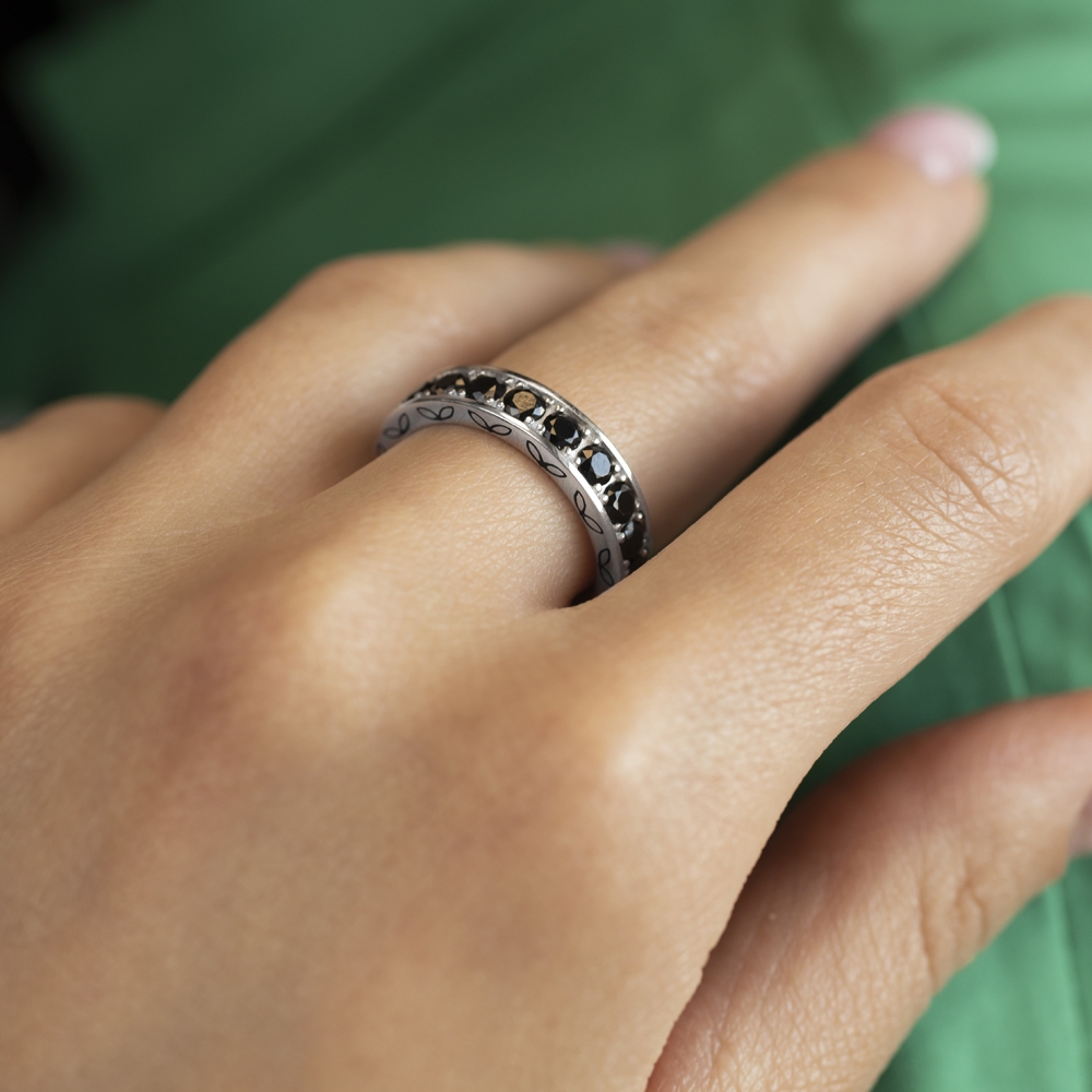Серебряное кольцо с чёрными фианитами и чёрной эмалью